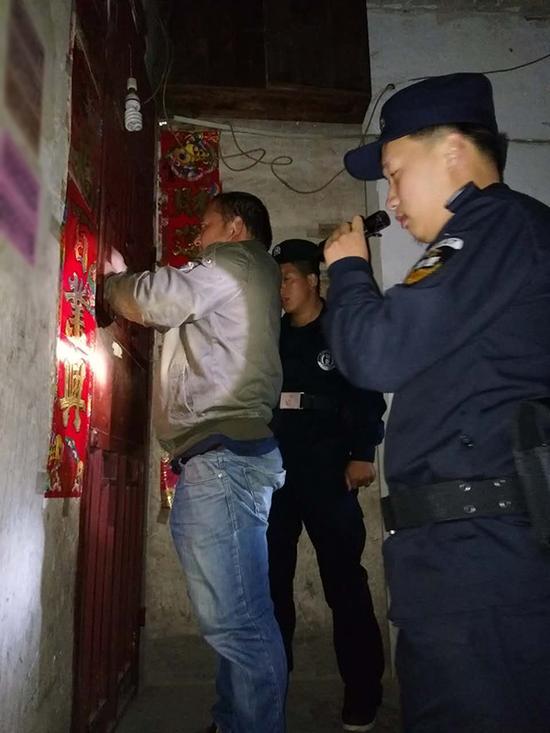 台中粗心妈妈误将幼女锁家中 