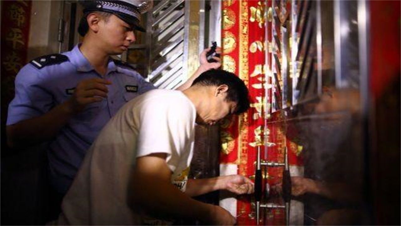 台中请开锁师傅开了锁后，师傅